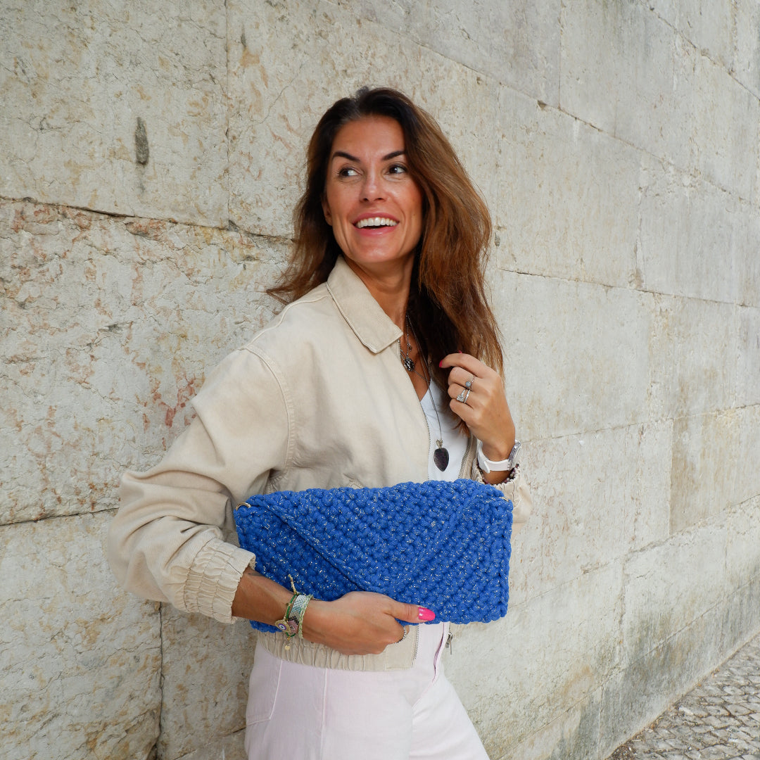 V Clutch - electric blue (with golden sparkles)