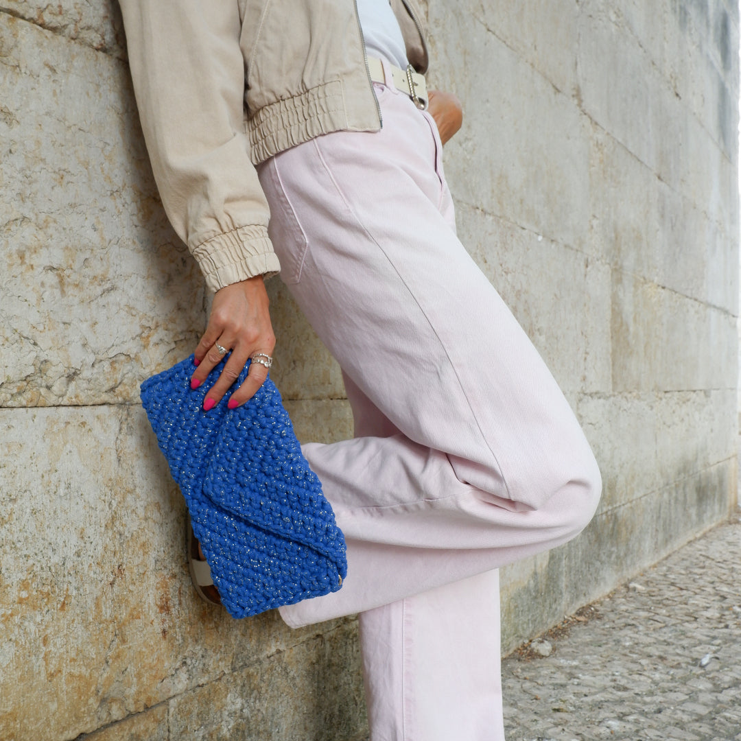 V Clutch - electric blue (with golden sparkles)